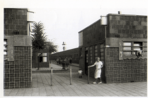 De opzichteres aan het werk in Asterdorp De opzichteres aan het werk in Asterdorp