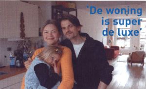 Fig 4 Buurtpromotie: een gelukkig gezin in opgeleverde nieuwe koopwoning. Bron: de Wereldwijkkrant nr 7 mei 2005