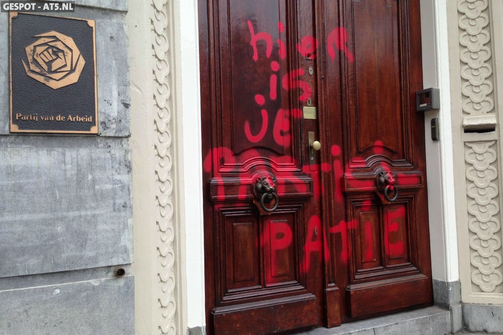 Kort na de Troonrede werd het partijbureau van de PvdA beklad
